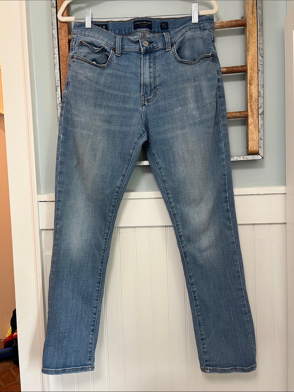 Men’s Lucky Brand 410 athletic slim jeans 32/30
Very stretchy and soft